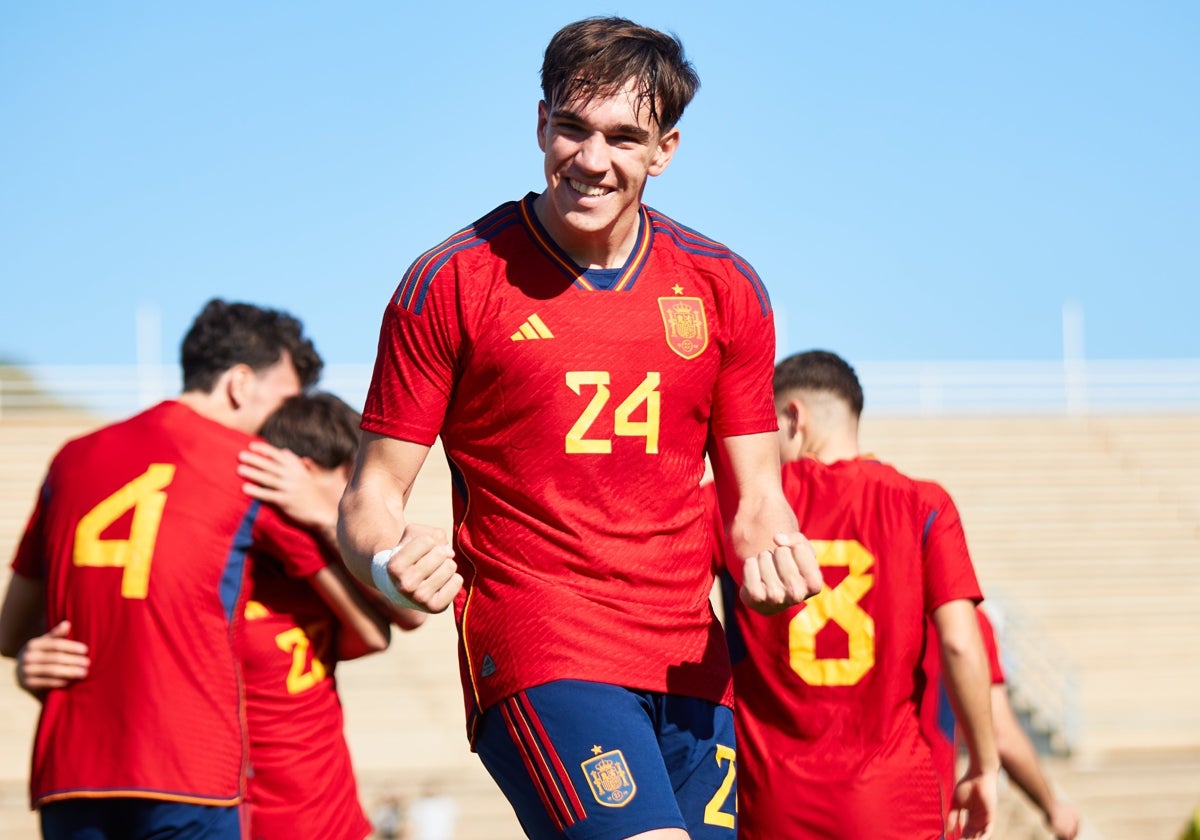 Carlos Espí celebrando su primer gol con la Selección Española sub-19