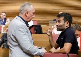 El síndic de Compromís Joan Baldoví conversa con el exconseller de la coalición Vicent Marzà.