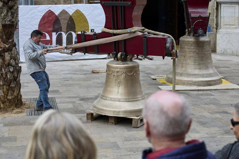 «El Borrego», la campana más grande de Valencia, regresa a su campanario en los Santos Juanes