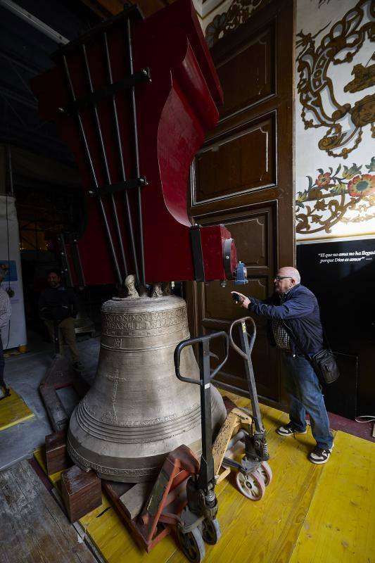 «El Borrego», la campana más grande de Valencia, regresa a su campanario en los Santos Juanes