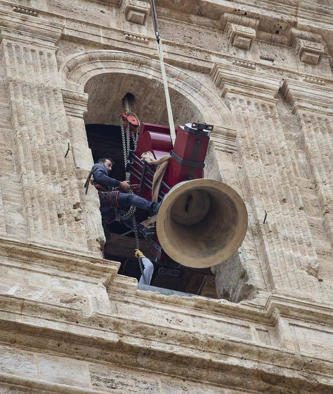 «El Borrego», la campana más grande de Valencia, regresa a su campanario en los Santos Juanes