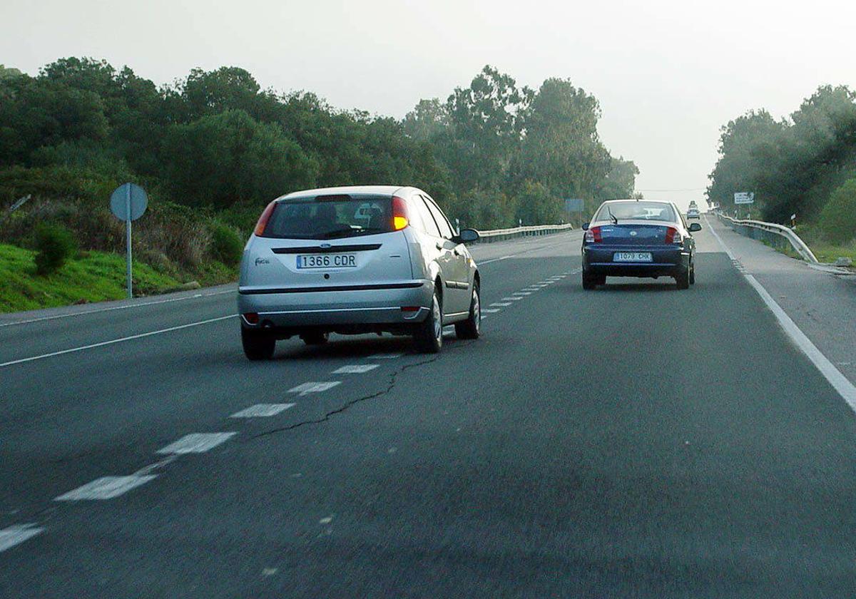 Un coche indica un cambio de carril con el uso de los intermitentes.