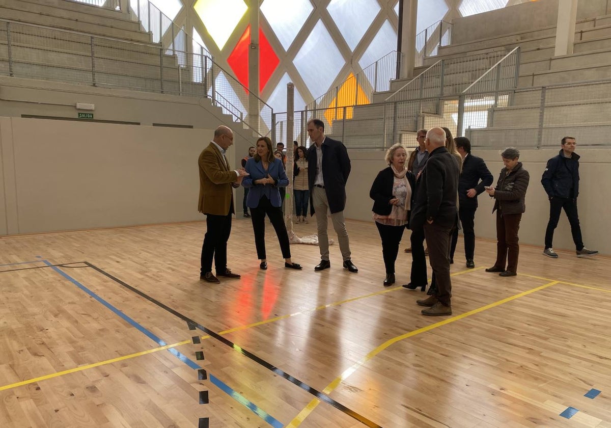 Visita al polideportivo de Nou Moles, con el suelo de las canchas ya instalado.