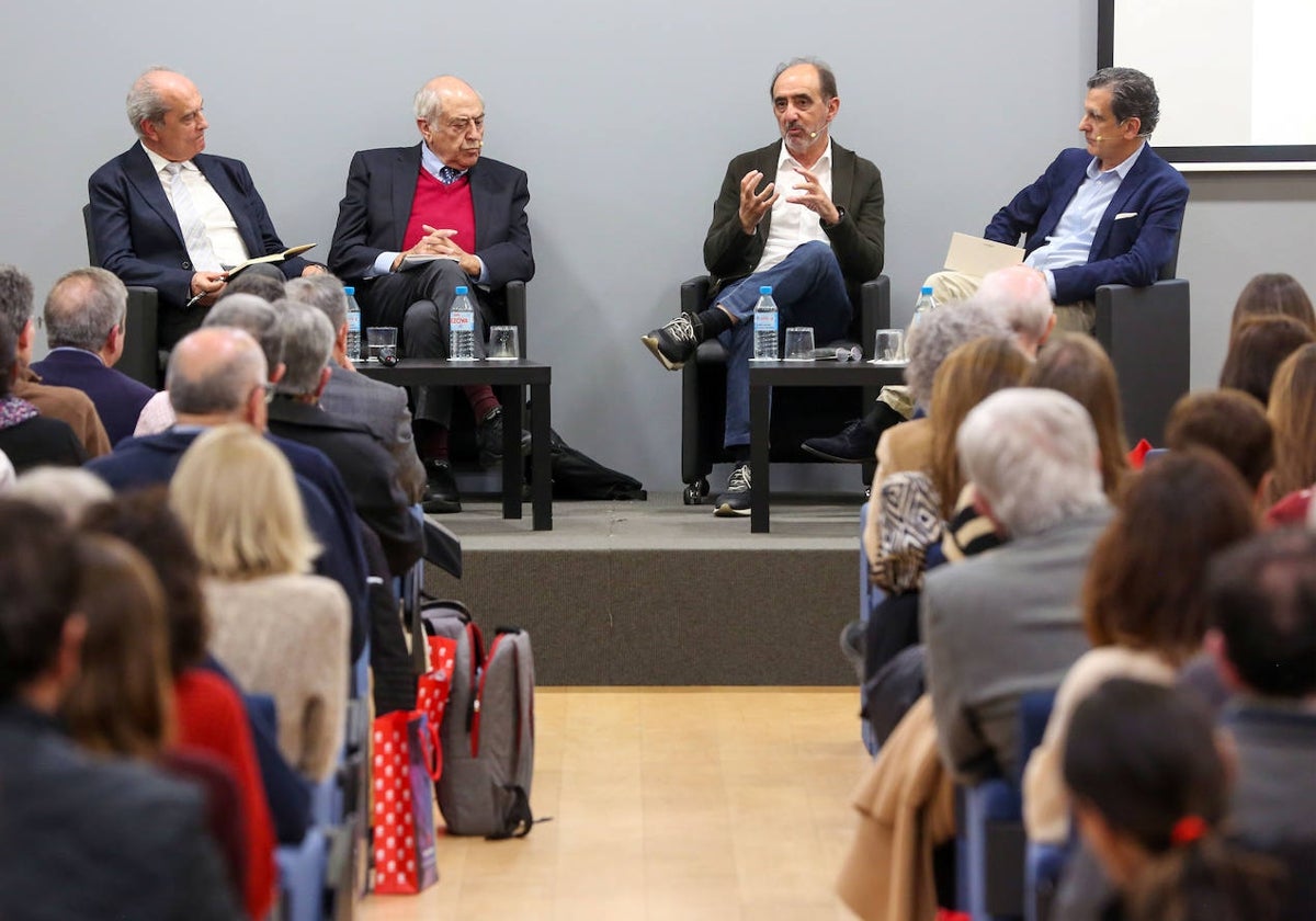 Javier Cortés, José Antonio Marina, Daniel Innerarity y Pablo Salazar, durante el coloquio.