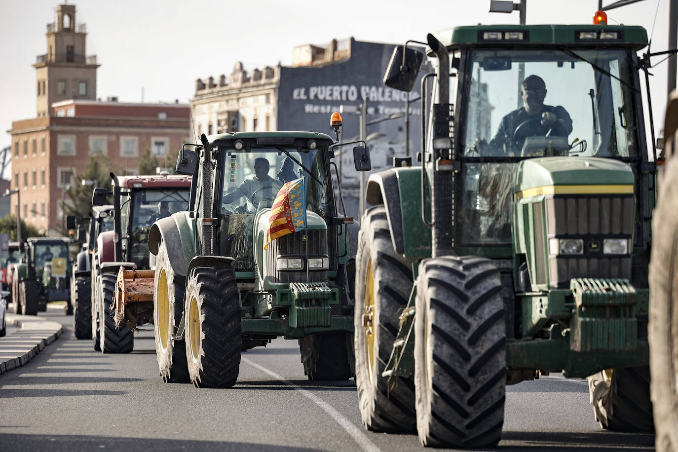 Los tractores colapsan varias carreteras valencianas, en imágenes