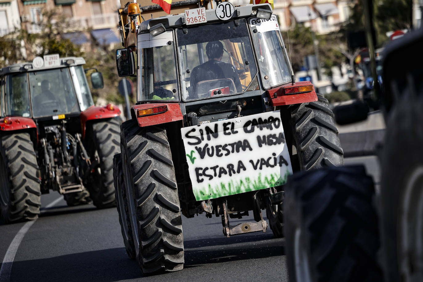 Los tractores colapsan varias carreteras valencianas, en imágenes