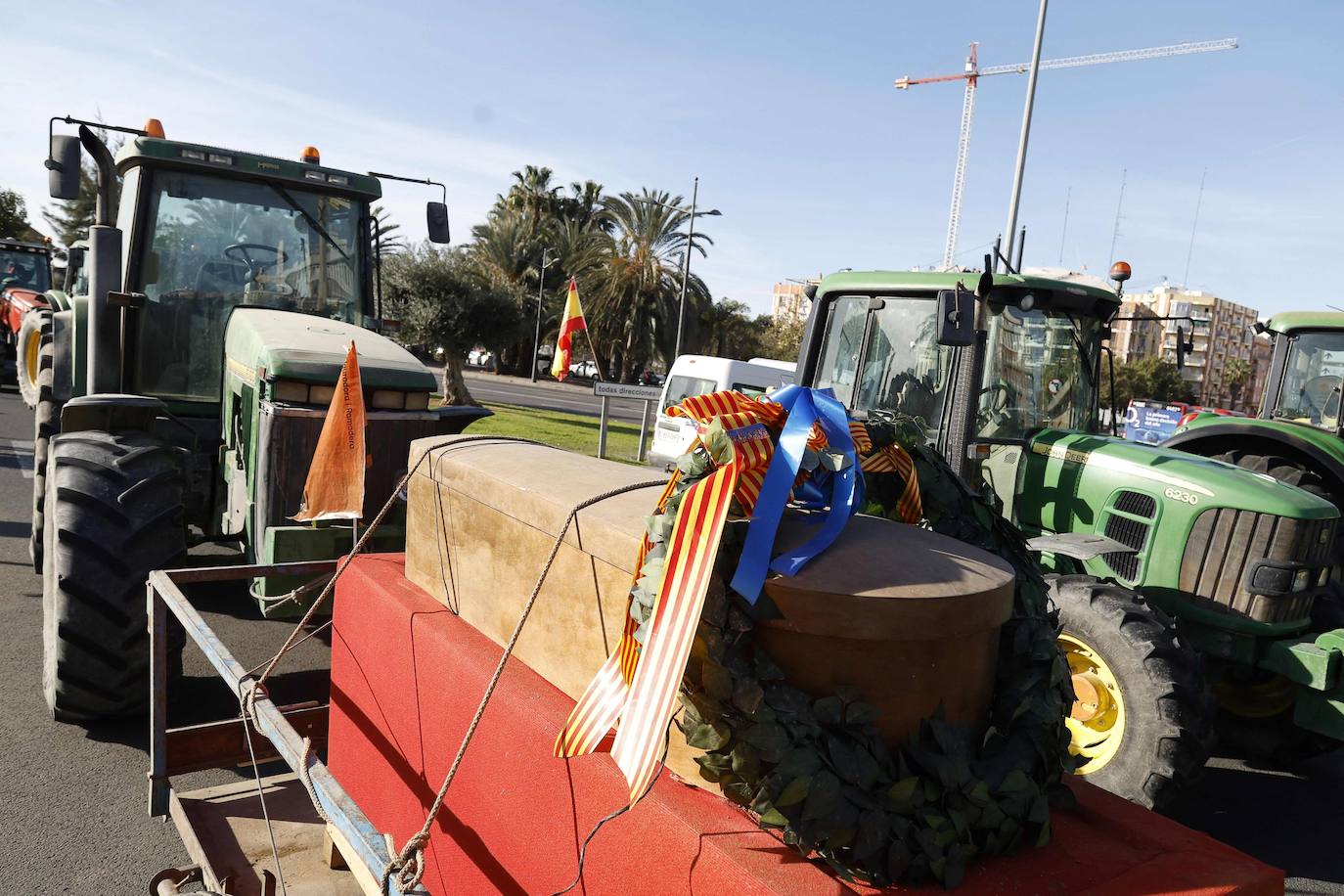 Los tractores colapsan varias carreteras valencianas, en imágenes