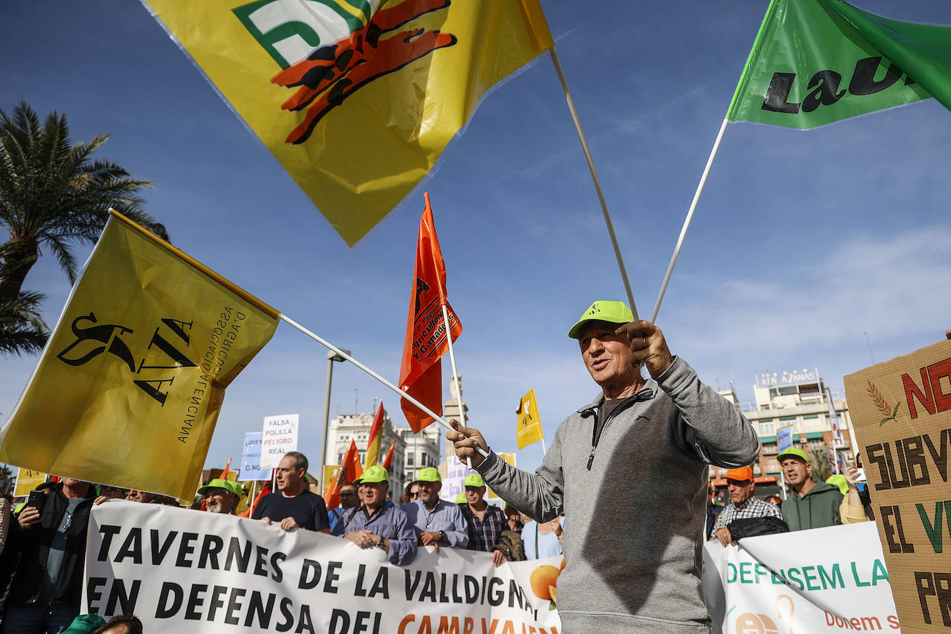 Los tractores colapsan varias carreteras valencianas, en imágenes