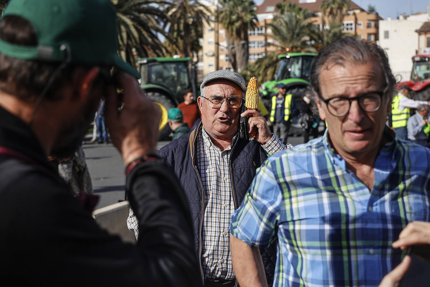 Los tractores colapsan varias carreteras valencianas, en imágenes