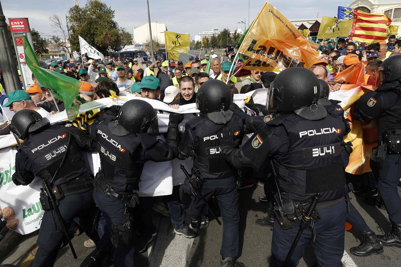 Los tractores colapsan varias carreteras valencianas, en imágenes