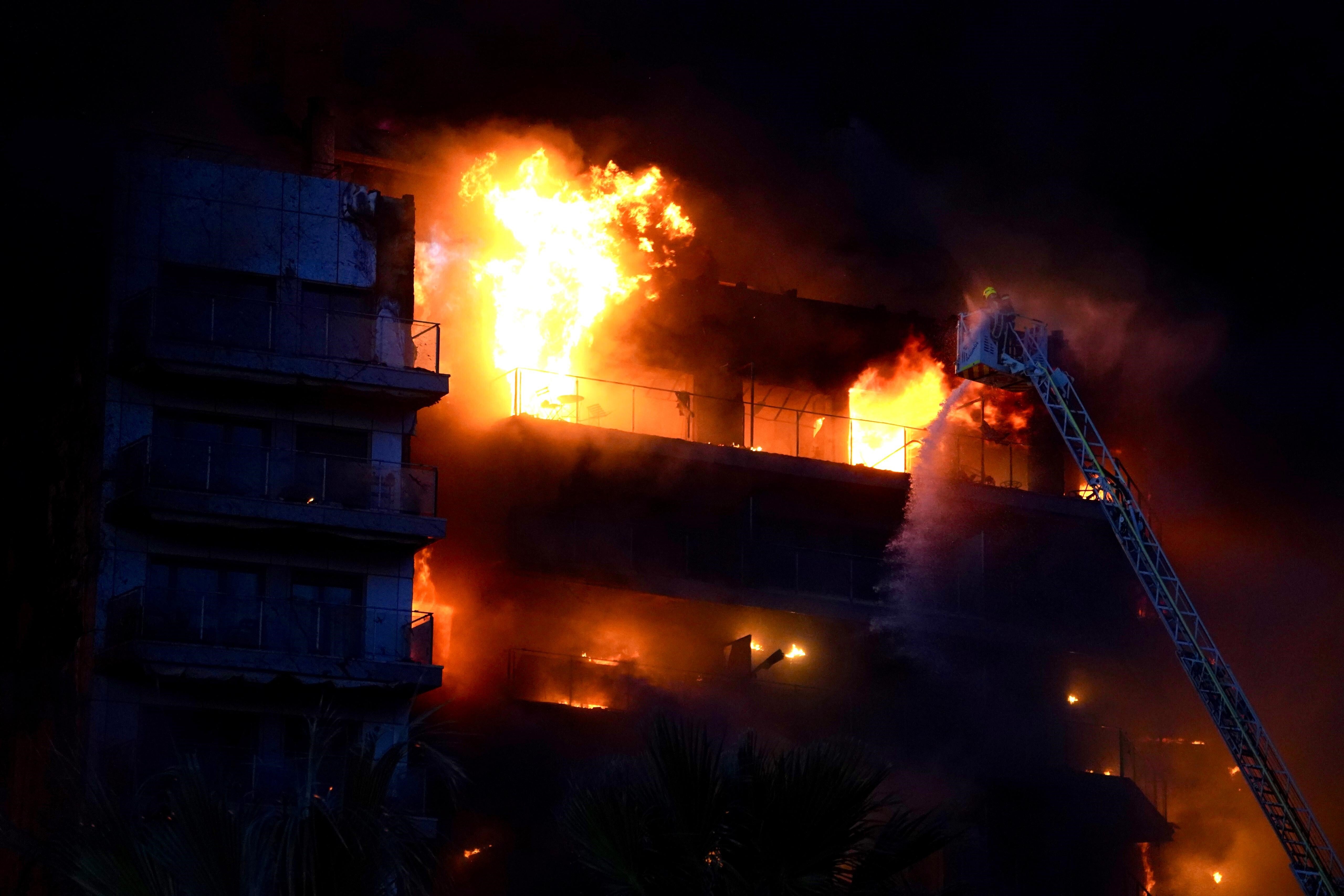 Las terribles imágenes del incendio en Campanar