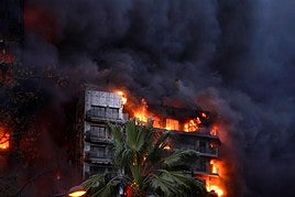 El edificio engullido por las llamas.