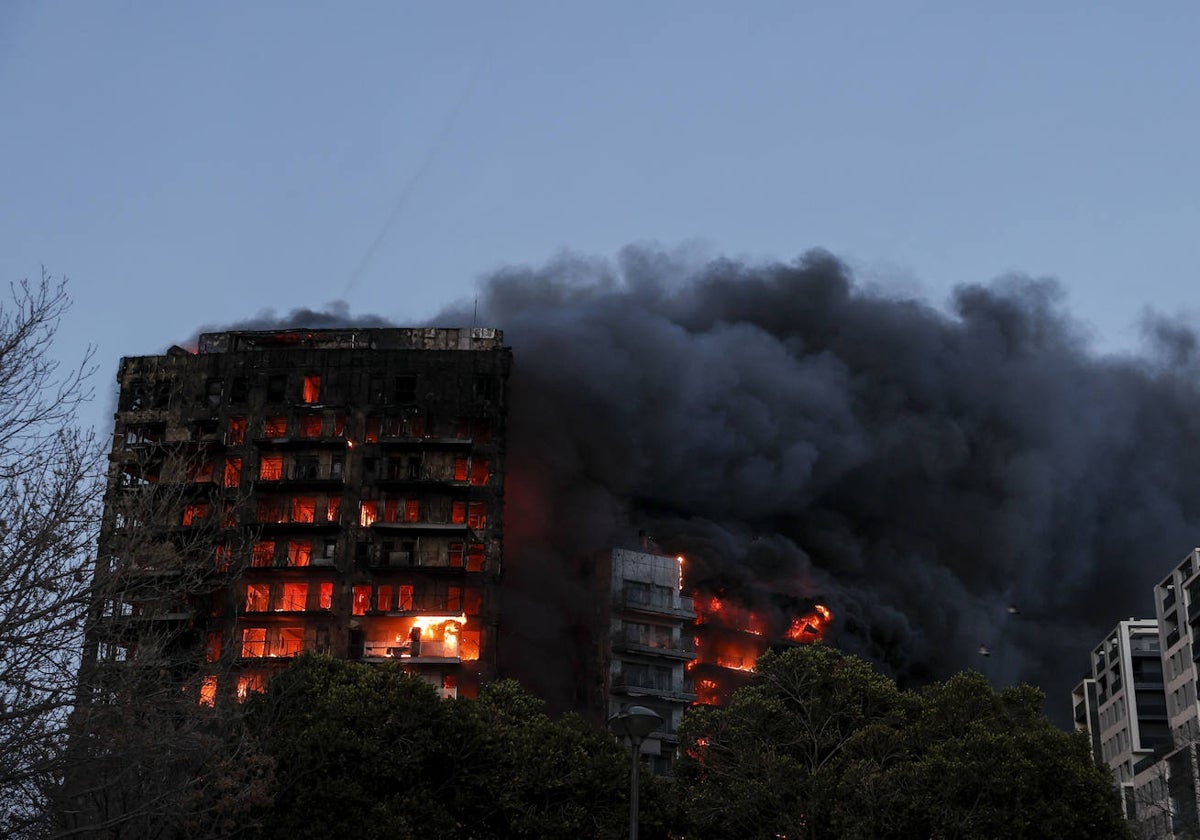 Vista del incendio declarado esta tarde en un gran edificio del barrio de Campanar.