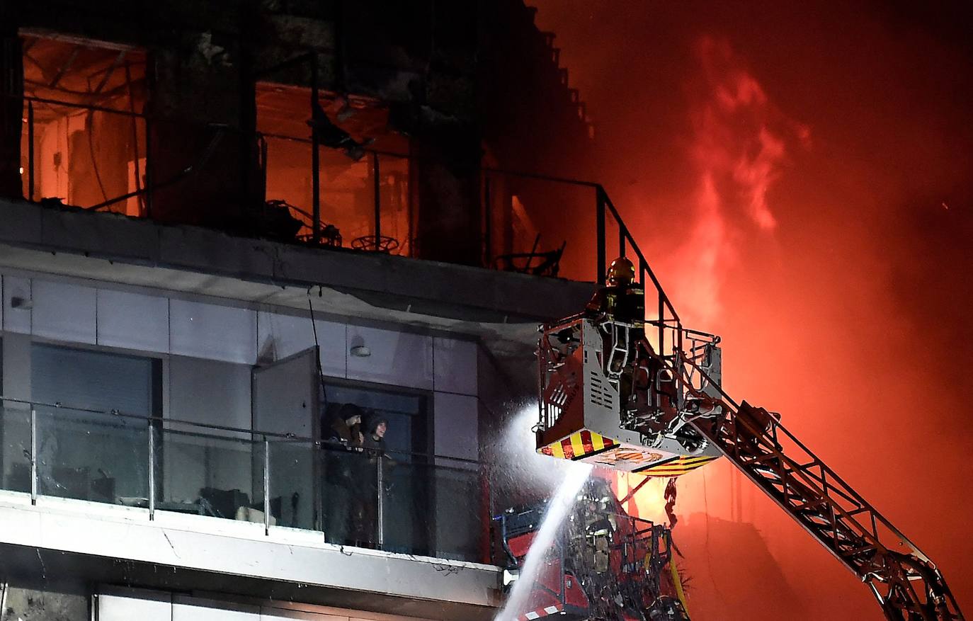 Los bomberos rescatan a dos personas atrapadas en el incendio de Campanar