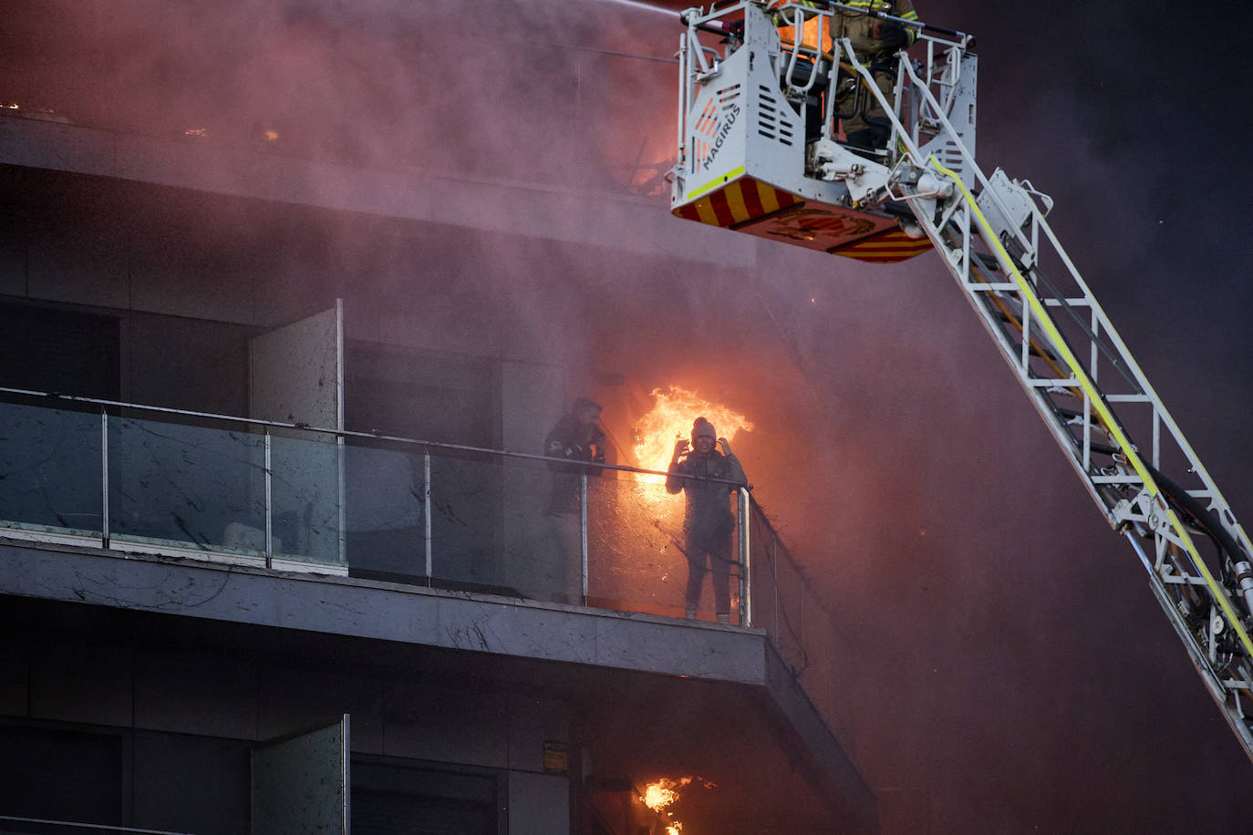 Los bomberos rescatan a dos personas atrapadas en el incendio de Campanar