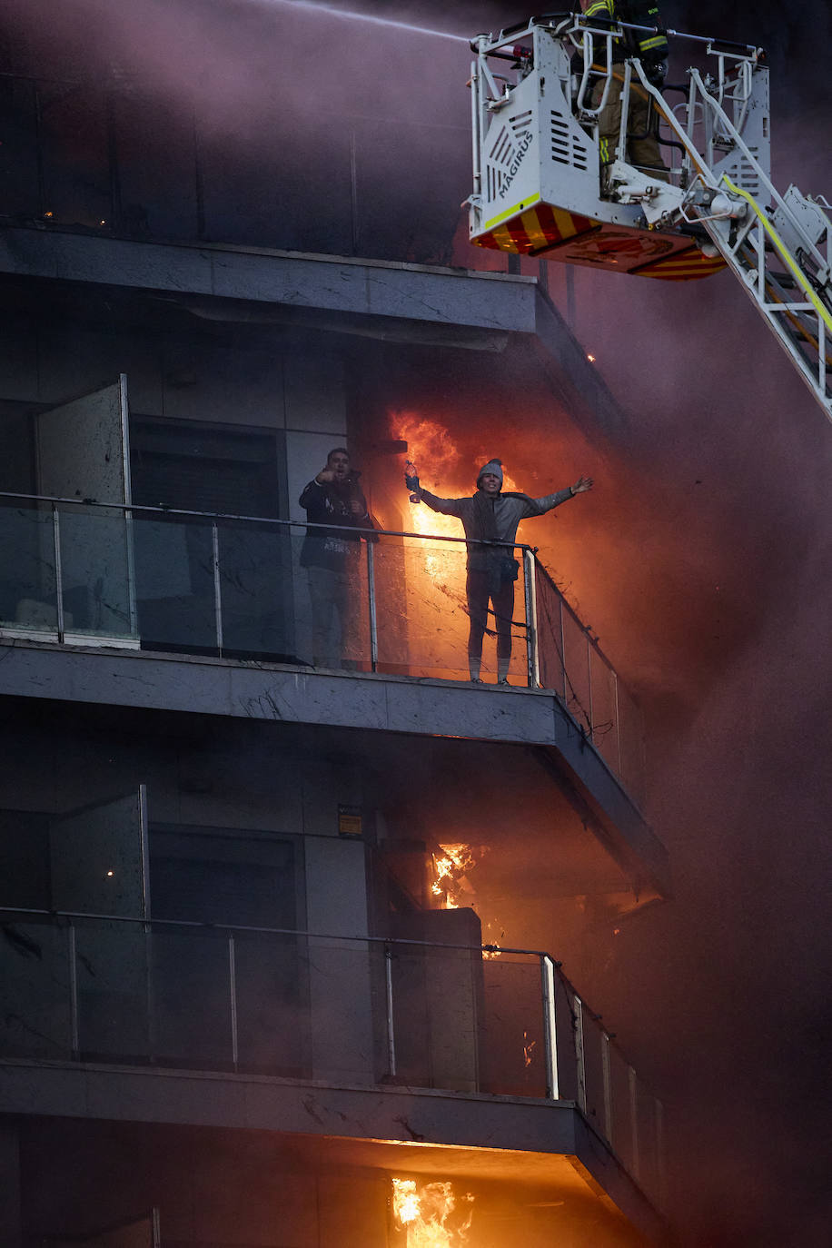 Los bomberos rescatan a dos personas atrapadas en el incendio de Campanar