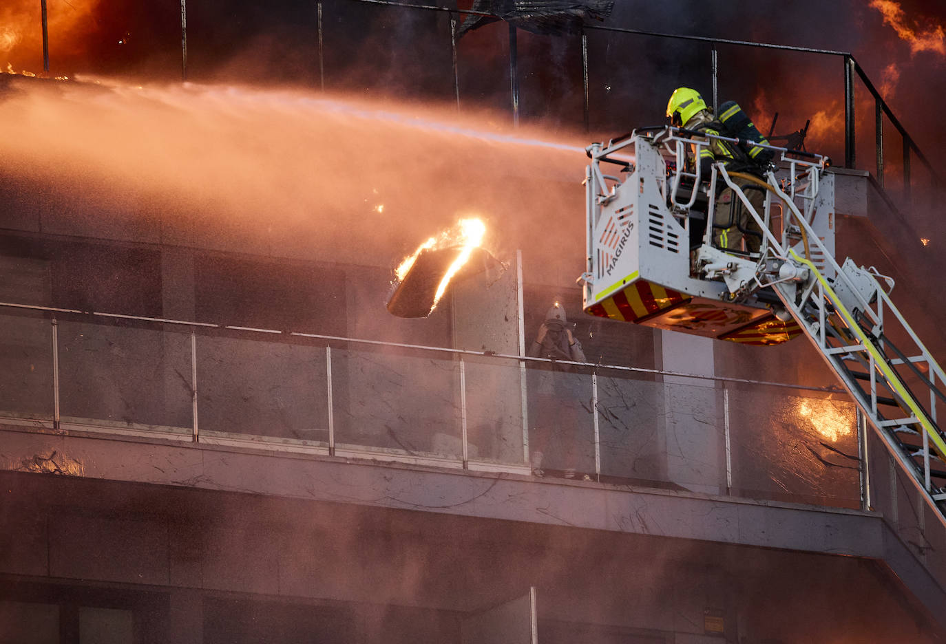 Los bomberos rescatan a dos personas atrapadas en el incendio de Campanar