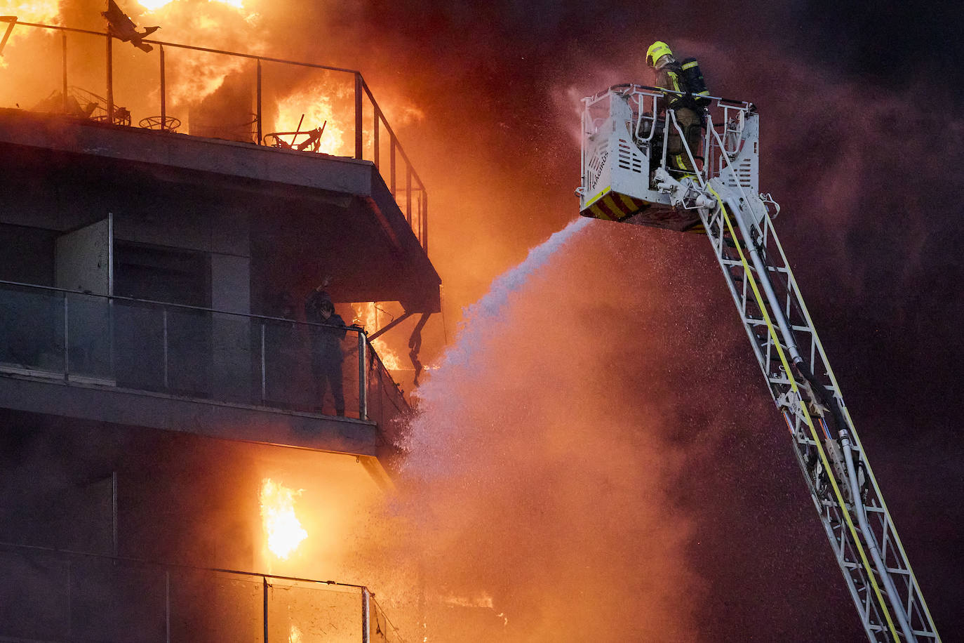 Los bomberos rescatan a dos personas atrapadas en el incendio de Campanar