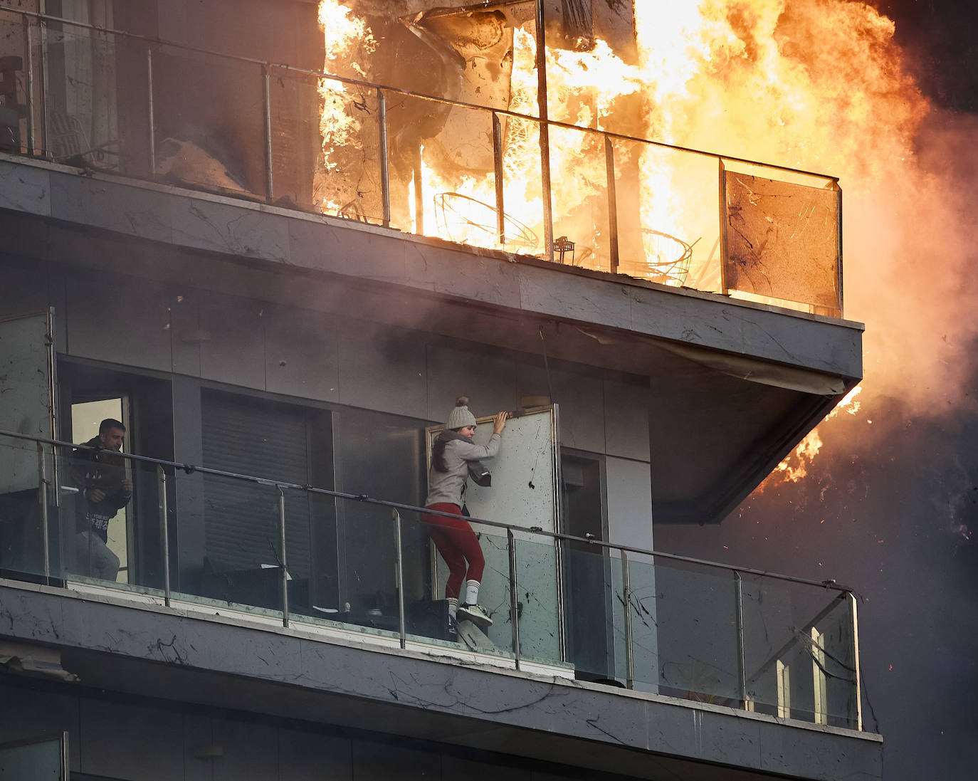 Los bomberos rescatan a dos personas atrapadas en el incendio de Campanar