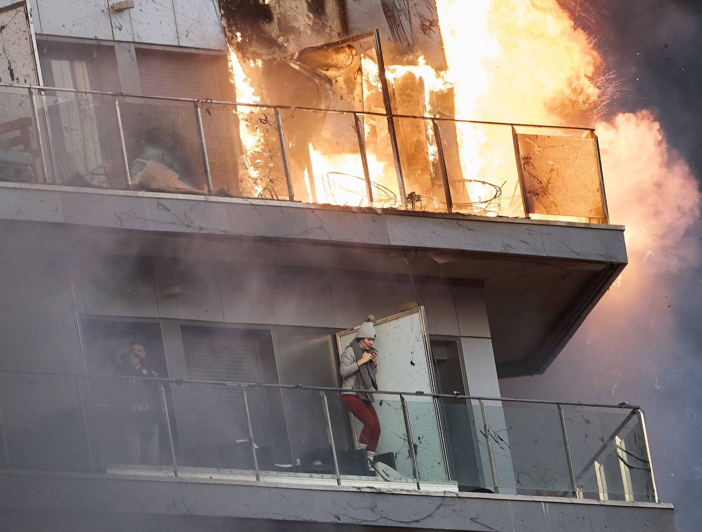 Los bomberos rescatan a dos personas atrapadas en el incendio de Campanar