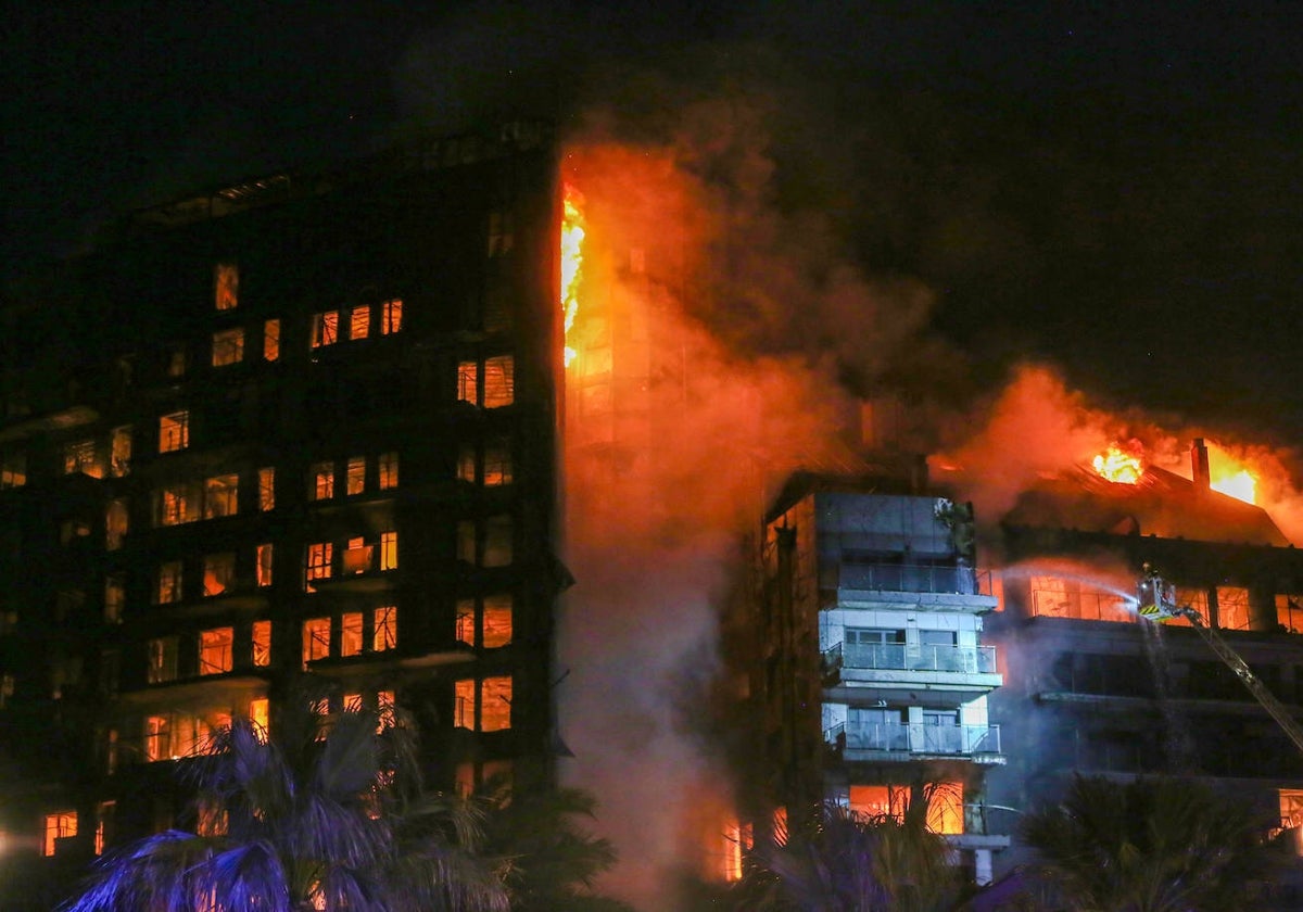 El edificio, convertido en una bola de fuego.