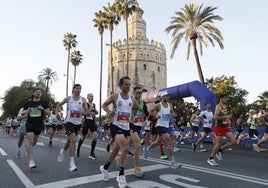 Participantes en la edición del Maratón de Sevilla de febrero de 2024, ante la Giralda.