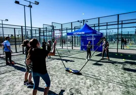 Deportistas jugando al bádmiton.