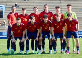 Yarek, en el centro por arriba, con el brazalete de capitán de España sub-19.