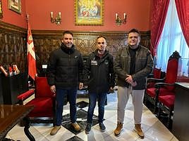 El alcalde y el concejal de Deportes junto al billarista.