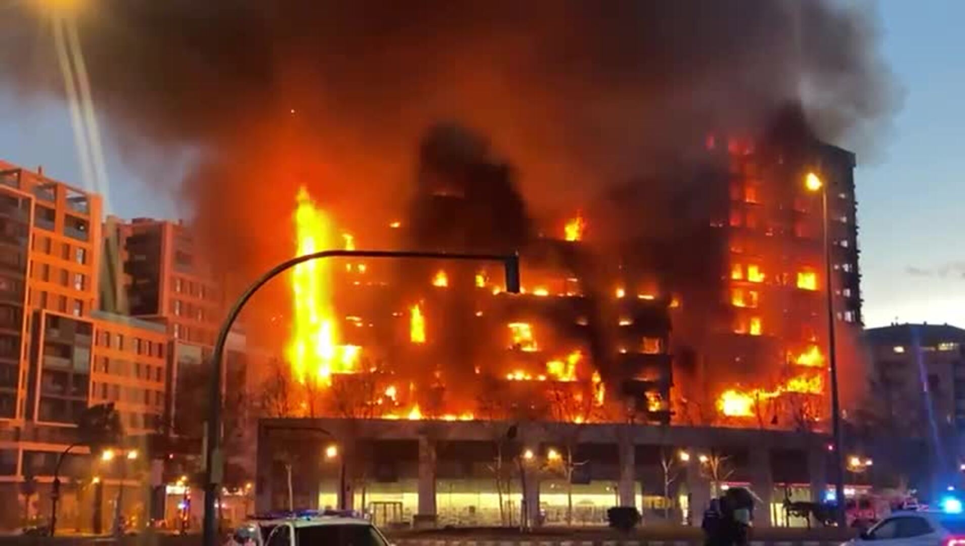 El edificio de Campanar, engullido por el fuego