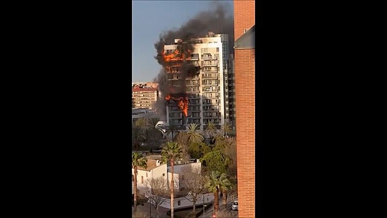 Las llamas avanzan en el incendio de una finca de Campanar