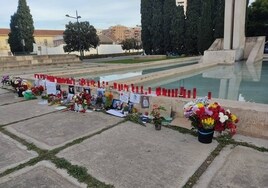 Flores, fotografías, velas y mensajes en un altar improvisado en el puente de Aragón.