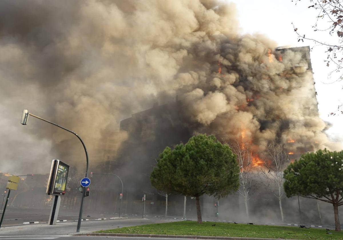 El edificio arrasado por las llamas.