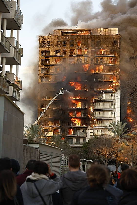El edificio de Campanar engullido por las llamas.