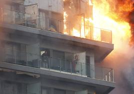 Vecinos atrapados en el edificio de Campanar