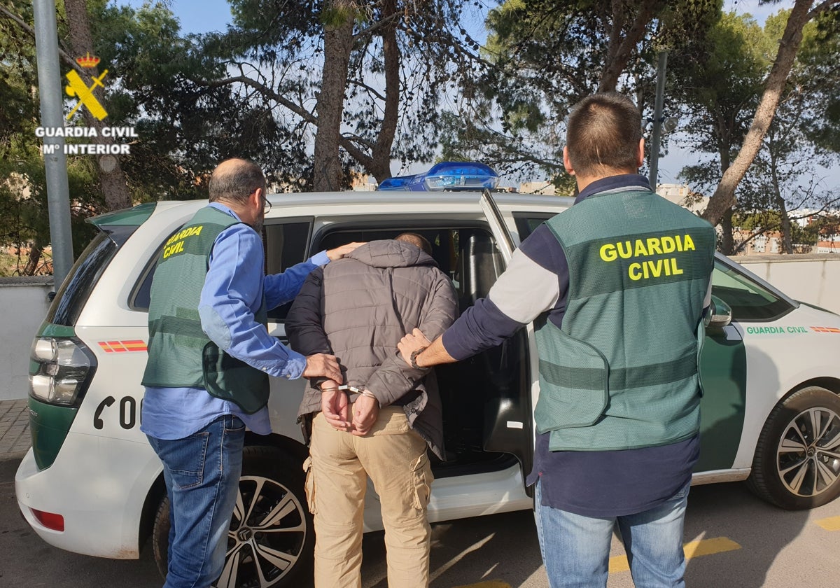 Agentes de la Guardia Civil, arrestan al atracador de gasolineras de La Vall d'Uixò.