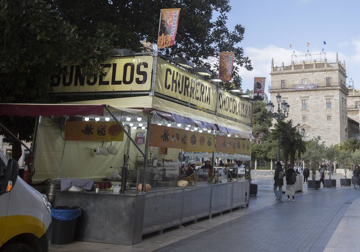 Una churrería instalada cerca de la plaza de la Virgen, en las Fallas de 223.