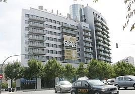 El edificio calcinado en Campanar, recién construido.