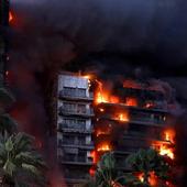 El fuego arrasa dos torres de viviendas en Campanar y deja ya 14 heridos