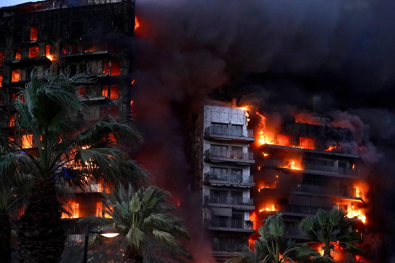 El fuego arrasa dos torres de viviendas en Campanar y deja ya 14 heridos