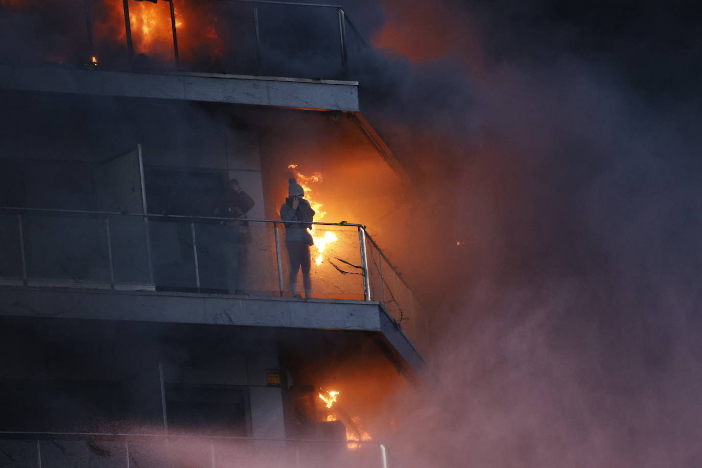 Vecinos atrapados en el edificio de Campanar