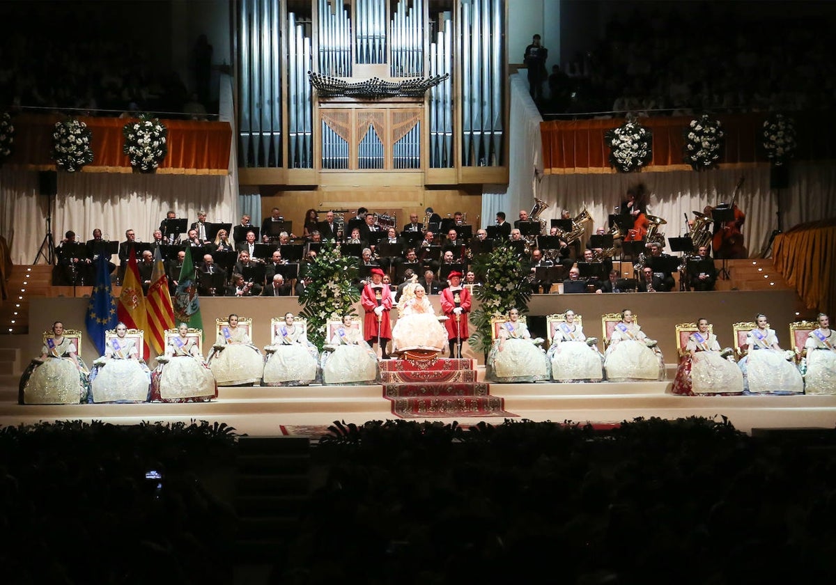 La fallera mayor de Valencia, María Estela Arlandis, durante su exaltación.