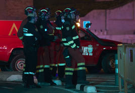 Varios bomberos durante las labores de extinción del incendio.