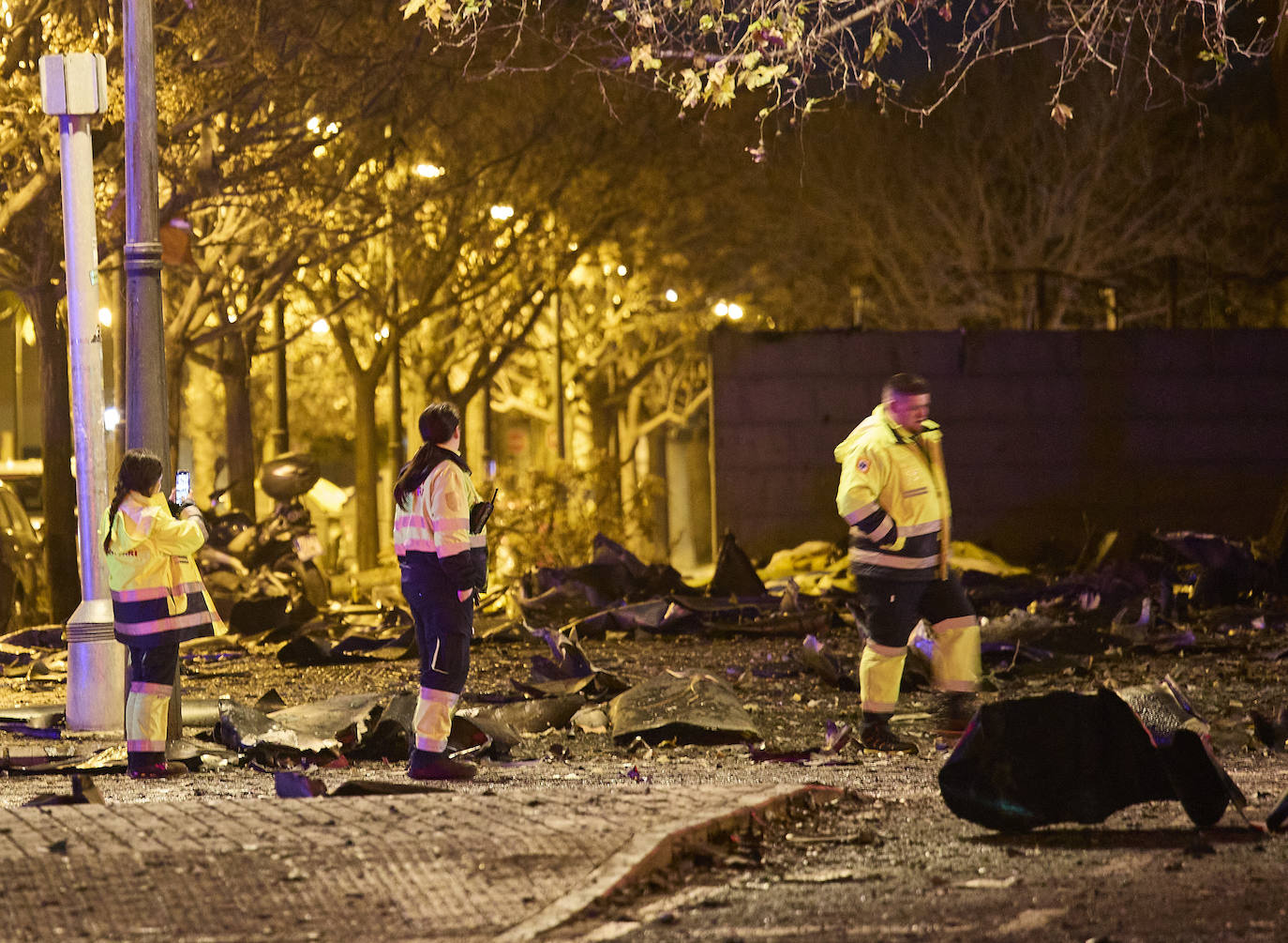 Así ha sido la noche alrededor del edificio de Campanar, en imágenes