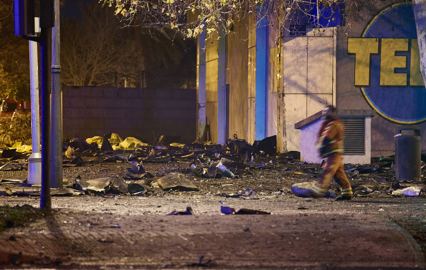 Así ha sido la noche alrededor del edificio de Campanar, en imágenes