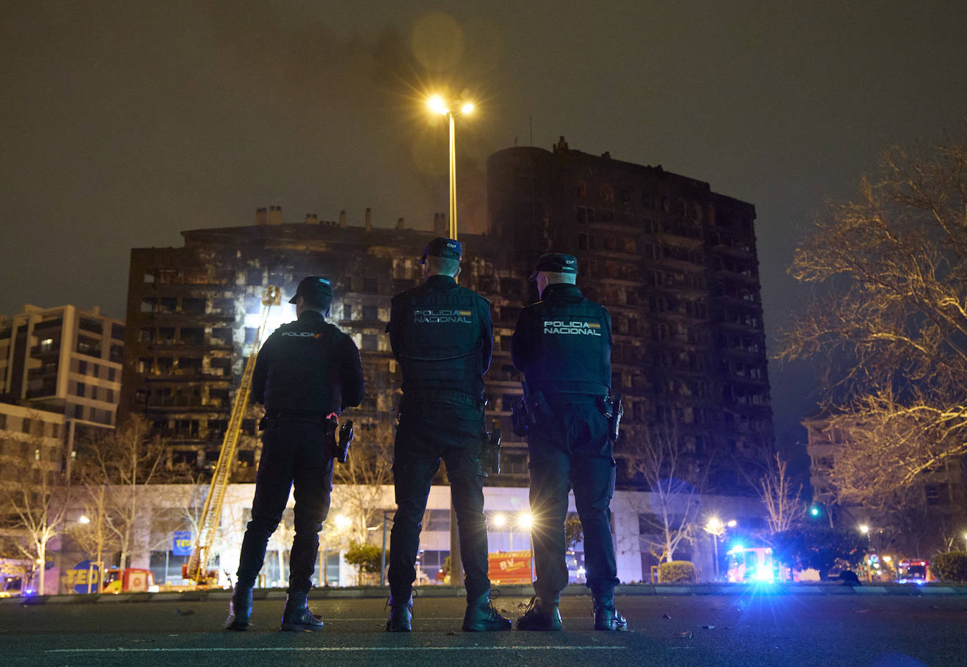 Así ha sido la noche alrededor del edificio de Campanar, en imágenes