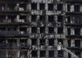 Dos bomberos realizando tareas de extinción en el incendio.