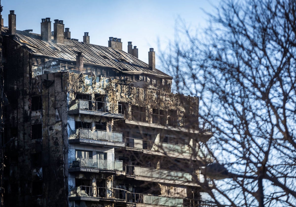 El edificio incendiado de Campanar.