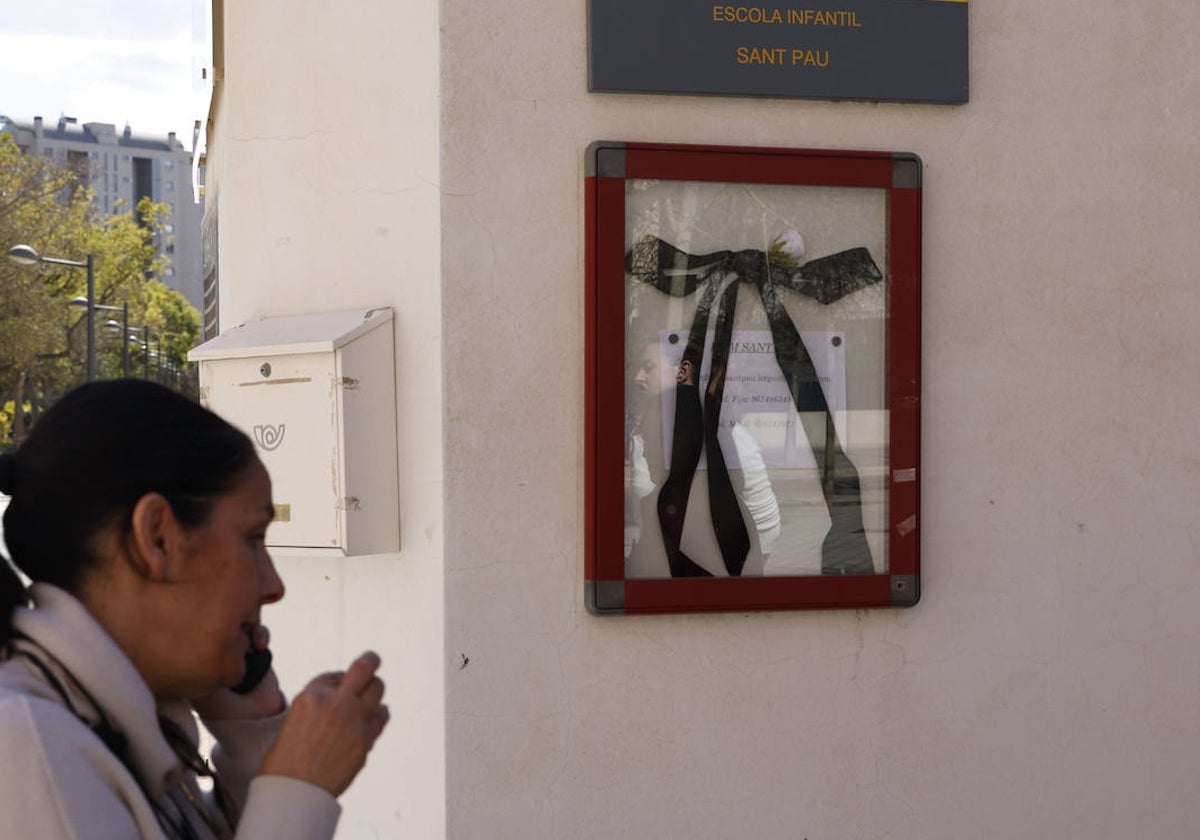 El crespón negro a la entrada de la Escuela Infantil de Sant Pau.