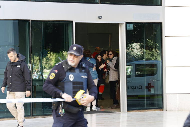 Familiares de vecinos afectados por el incendio acuden al CdT a dejar muestras de ADN, en imágenes
